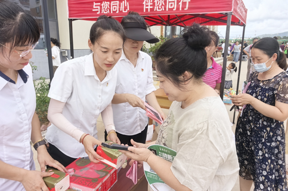 黨建引領(lǐng)聚合力 暖心服務(wù)惠民生——海陽(yáng)公司黨支部參加社區(qū)幸福集市志愿服務(wù)活動(dòng)